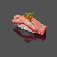 Опаленные суши нигири Bluefin O-Toro в RED DRAGON SUSHI