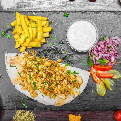 Куриная арабская шаурма на тарелке в Lounge-Café Marrakech по цене 280 ₽