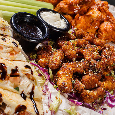 Тройной Чикен Самплер в T.G.I. Friday's по цене 1435