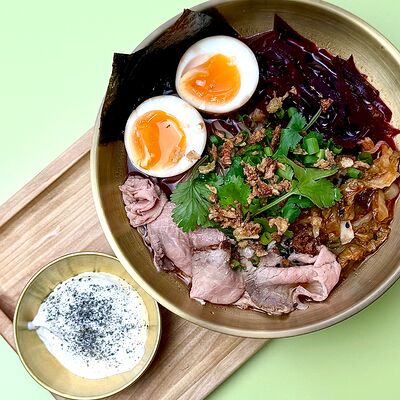 Борщ-рамен с копченой сметаной и азиатской грудинкой в Просто Азия x Десертория по цене 750 ₽