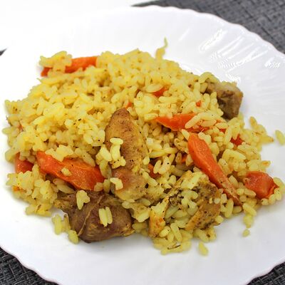 Плов со свининой в Чёрный и белый по цене 146 ₽