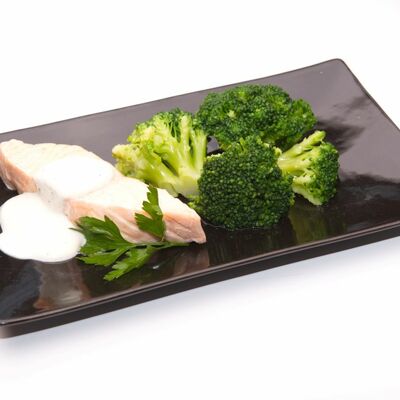 Лосось филе на пару с брокколи в Японка по цене 480