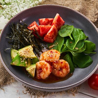 Салат с авокадо, шпинатом и креветками в MANANA по цене 690