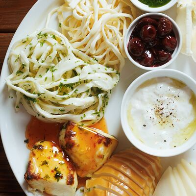 Большая тарелка фирменных сыров в Первый сырный бар Friends по цене 2500 ₽