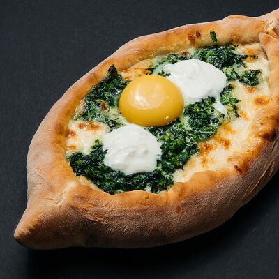 Хачапури по-аджарски со шпинатом и страчателлой в ТВИШИ по цене 804 ₽