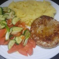Котлета, картофельное пюре и салат в Гриль Бургер