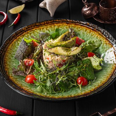 Салат с киноа и авокадо гриль в К43 по цене 525 ₽