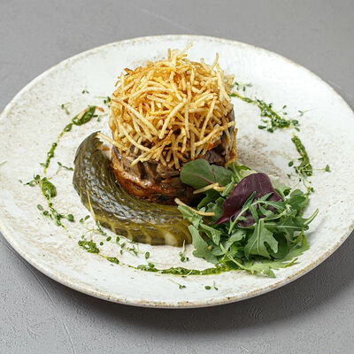 Авторский бефстроганов с мраморной говядиной и толченым картофелем в Диккенс по цене 790 ₽