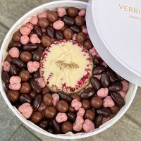 Ассорти фирменных драже Балерина в Verria Chocolate - клубника в шоколаде