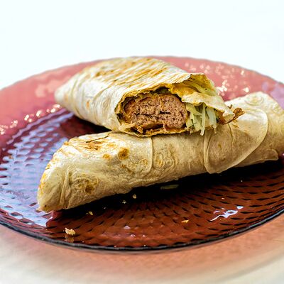 Люля-кебаб на углях из говядины в лаваше в Mr шашлык по цене 300 ₽