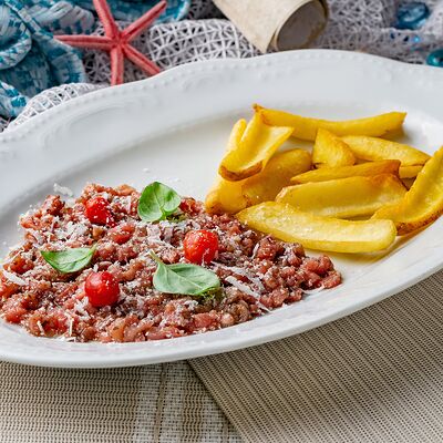 Тартар из говядины с картофелем фри и трюфельной заправкой в Сен Тропе по цене 770 ₽