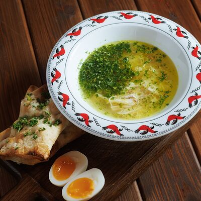 Куриный суп с лапшой и чесночной лепешкой в Первый сырный бар Friends по цене 490 ₽