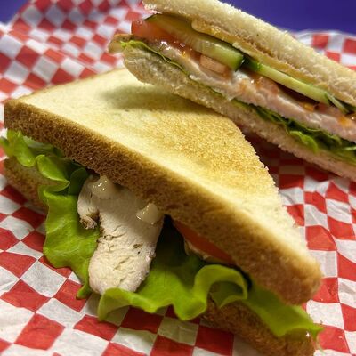 Сэндвич-Цезарь с курицей в НИРВАНА Арт бар по цене 300 ₽