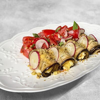 Рулетики из баклажанов с салатом из сладких помидоров в MaMa Mia по цене 580 ₽