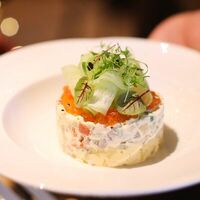 Оливье с говяжьим языком и красной икройв Vivezza