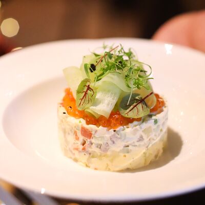 Оливье с говяжьим языком и красной икройв Vivezza по цене 890 ₽