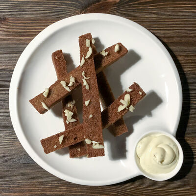 Пикантные гренки с чесночным соусом в Гриль хаус по цене 220 ₽