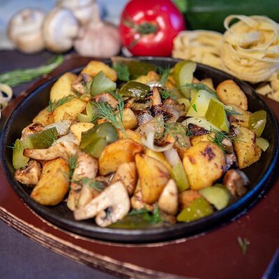 Горячая сковорода с курицей в Гриль house по цене 420 ₽