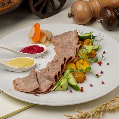 Говяжий язык с картофелем и малосольными огурчиками в Абрамовъ по цене 1320 ₽