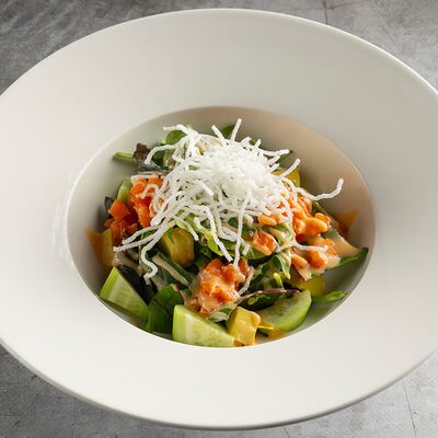 Салат с тартаром из форели в Мидийное место по цене 985 ₽