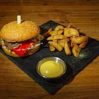 Бургер с рваной говядиной в 1917 бар