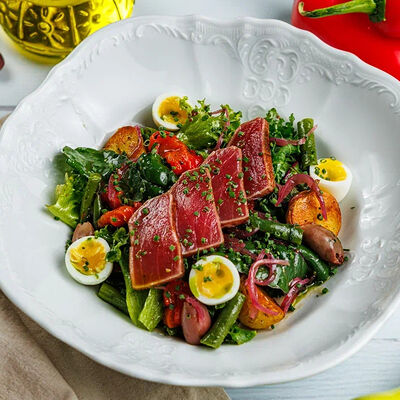 Нисуаз с тунцом в Lucia osteria по цене 1090 ₽