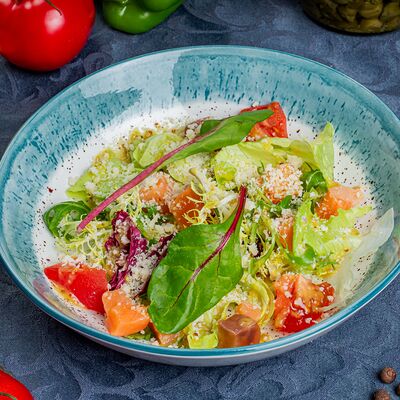 Салат с пряным лососем в Космос по цене 490 ₽