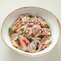 Салат с ростбифом и ореховой заправкой в Buana cafe