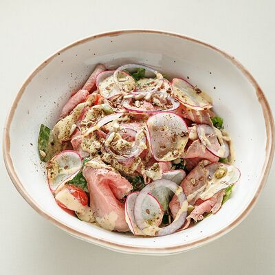 Салат с ростбифом и ореховой заправкой в Buana cafe по цене 1280 ₽