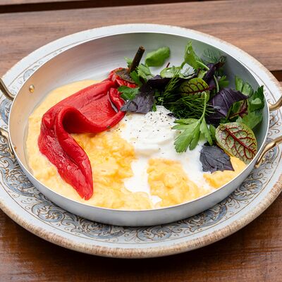 Скрембл с печеным перцем и страчателлойв DiDi по цене 570 ₽