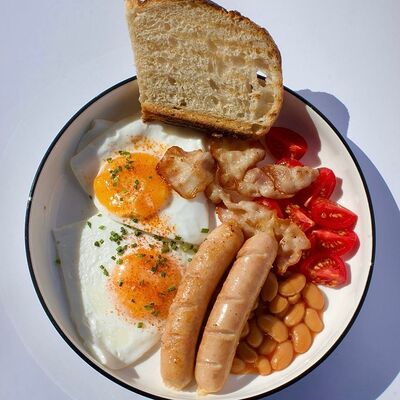 Большой завтрак с беконом и колбасками в Гости, бистро по цене 590 ₽