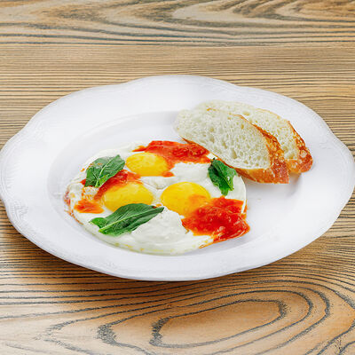 Яичница-глазунья с томлеными томатами, страчателлой и трюфельным маслом в Онегин дача по цене 900 ₽