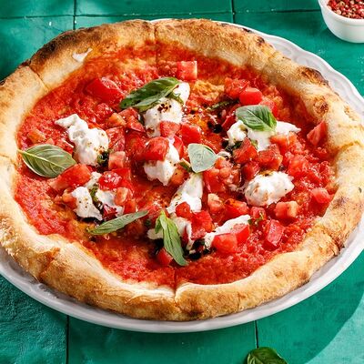 Пицца со страчателлой и томатами в Кукумбер по цене 790 ₽