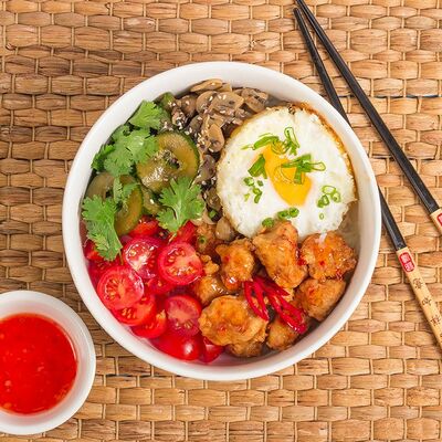 Поке с хрустящей курочкой и соусом чили в Луиджи & Тосё по цене 399