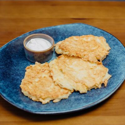 Картофельные драники со сметаной в Grenka на Труда по цене 310 ₽