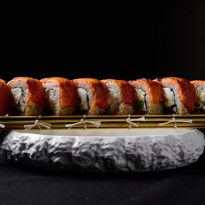 Карамелизированный ролл с лососем в Эндорфин по цене 920 ₽