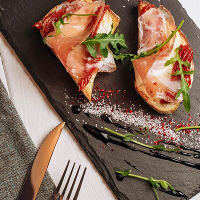 Брускетта с пармской ветчиной и сливочным сыром в Лимончини по цене 550 ₽