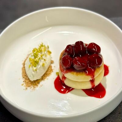 Сырники с вишней и сливочным кнели в Fllore cafe по цене 479 ₽