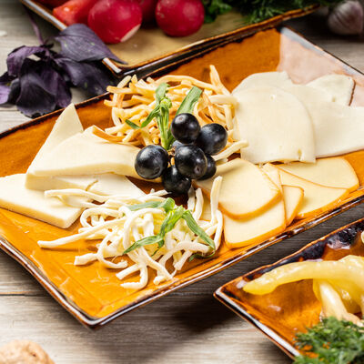 Ассорти грузинских сыров в Грузинское кафе Ван Гоги по цене 495 ₽