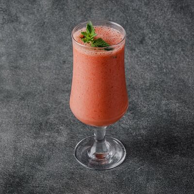 Смузи Клубника-банан в Zest Coffee & Wine по цене 380 ₽