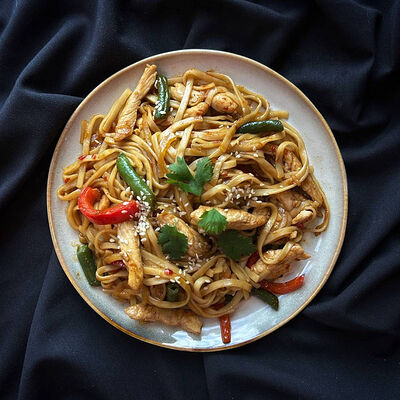 Вок с курицей халяль в Урбан Гриль по цене 469 ₽