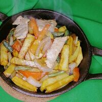 Горячая сковородка со свининой в Pitstop