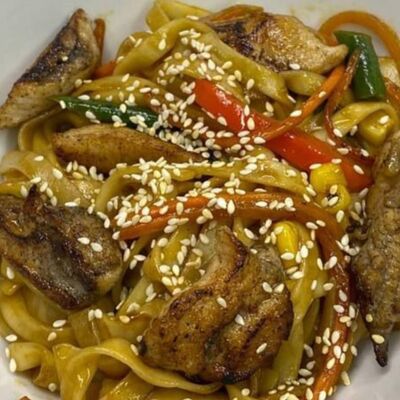 Вок с курицей в ореховом соусе в Ymi по цене 391 ₽