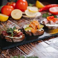 Сет брускетт с индейкой, красной рыбой и ростбифом в Шеф Пушкин
