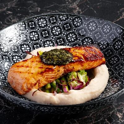 Лосось с пюре из белой фасоли и спаржей в Gills по цене 1110 ₽