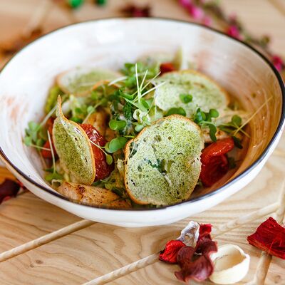 Цезарь фирменный с курицей в Столица по цене 590 ₽