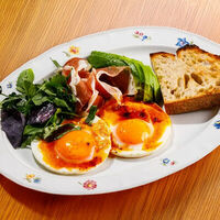 Глазунья с пармской ветчиной и авокадо в La Biga