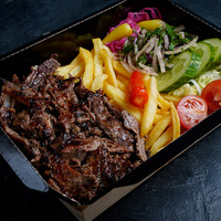 Гурмэ на тарелке шаурма с говядиной с картофелем фри в Black grill house