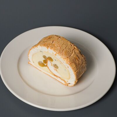 Меренговый рулет Груша-дорблю в Комод по цене 360 ₽