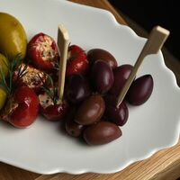 Оливки и маслины в Опера